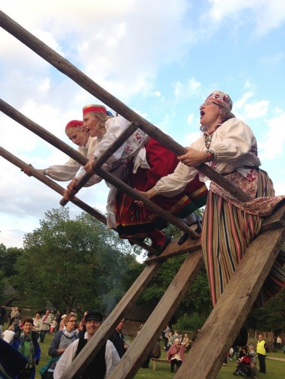 2017 Vabaohumuuuseumi Jaaniohtu Kiigel Laulmine Foto Kati Lepind